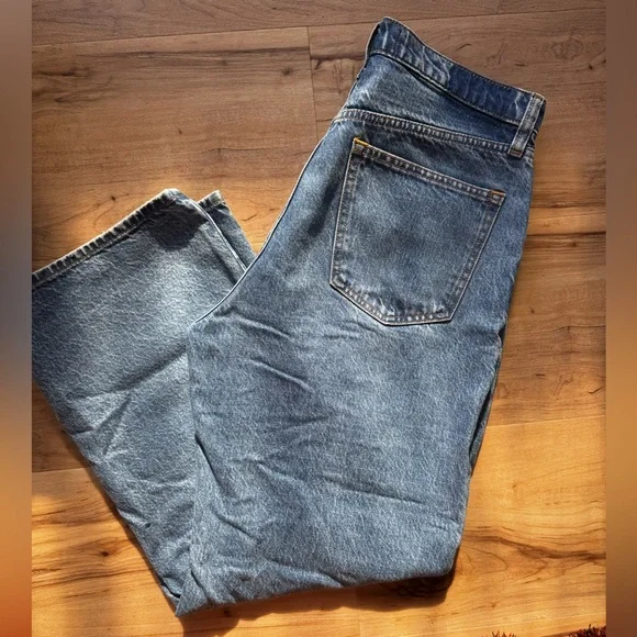 Abercrombie & Fitch High Rise Loose Jean - Picture 9 of 10